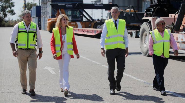 La presidenta del Puerto de Huelva, Pilar Miranda, ha estado acompañada por el director del Puerto de Huelva, Ignacio Álvarez-Ossorio, y el jefe del Área de Infraestructuras, Alfonso Peña.