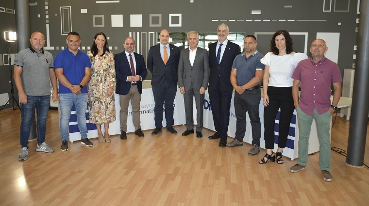 Enrique Moratal, presidente del Comité de Empresa del CPE Valencia; Óscar Martínez, representante de Coordinadora en Valencia; Magda Tatay, directora general editorial de Grupo Diario; Fernando Vitoria, director general de Grupop Diario Editorial; Miguel Jiménez, director de Diario del Puerto; José Luis Romero, secretario general de Anesco; Paco Prado, director general de Grupo Diario; Antolín Goya, coordinador general de Coordinadora; Loli Dolz, directora de Publicaciones No Diarias de Grupo Diario; y Francisco Alamar, coordinador de la Zona de Levante de Coordinadora. Foto: Raúl Tárrega.