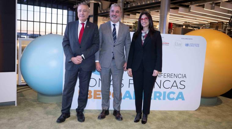 Pere Navarro, delegado especial del Estado en el Consorci de la Zona Franca de Barcelona; Jaume Collboni, alcalde de Barcelona; y Claudia Pellerano, presidenta de AZFA.
