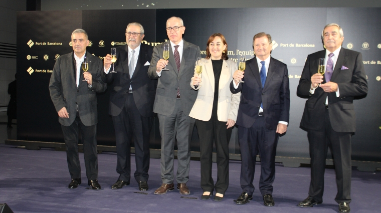 Salvador Richart, presidente de la Asociación de Consignatarios; Javier Vidal, presidente de la Asociación de Empresas Estibadoras; José Alberto Carbonell, presidente de Port de Barcelona; Sílvia Paneque, consellera de Territori; Antonio Llobet, presidente del COACAB; y Emili Sanz, presidente de ATEIA-OLTRA Barcelona. Foto M.V.
