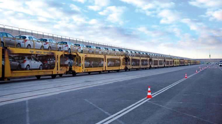 El Puerto de Valencia superó entre los meses de enero y noviembre del pasado año los 52.000 vehículos nuevos movidos por ferrocarril. Foto D. P.