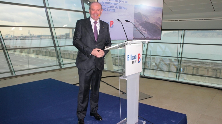 El presidente de la Autoridad Portuaria de Bilbao, Ricardo Barkala. sitúo a los clientes en el centro de la entidad. Foto J.P.