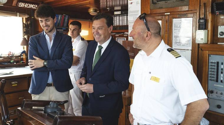 El presidente del Puerto de Huelva, Alberto Santana, ha visitado el velero de lujo “Sea Cloud”, que permanecerá atracado en el Muelle de Levante sur hasta el sábado por la tarde.