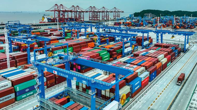 China abre sus fronteras bajo la presión del COVID-19 y de la congestión portuaria
