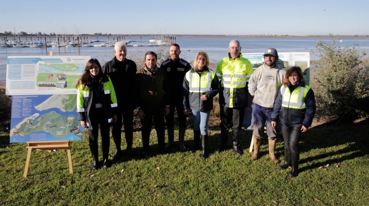 Al acto han asistido la presidenta del Puerto de Huelva, Pilar Miranda; el delegado territorial de Sostenibilidad, Medio Ambiente y Economía Azul de la Junta de Andalucía en Huelva, Pedro Yórquez; y el catedrático de Análisis Geográfico Regional de la Universidad de Huelva, Juan Antonio Márquez; junto a voluntarios y técnicos de la Autoridad Portuaria de Huelva.