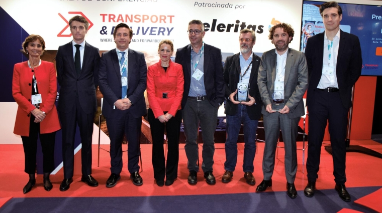 Trucksters, Central Lechera Asturiana y Cepsa fueron galardonados con el II Premio Truck Friendly a la responsabilidad social en el transporte de mercancías por carretera. En la imagen, todos los galardonados junto a quienes entregaron los premios y junto a Jaime Moreno, director general de Transporte Terrestre del Ministerio de Transportes y Movilidad Sostenible. Foto B.C.