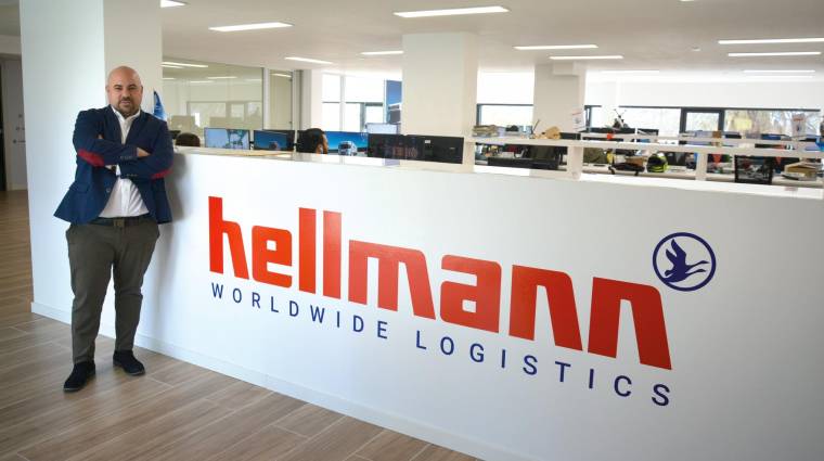 Raúl Montero, director de la delegación valenciana de Hellmann Worldwide Logistics, en las nuevas instalaciones de la compañía. Foto: Raúl Tárrega.