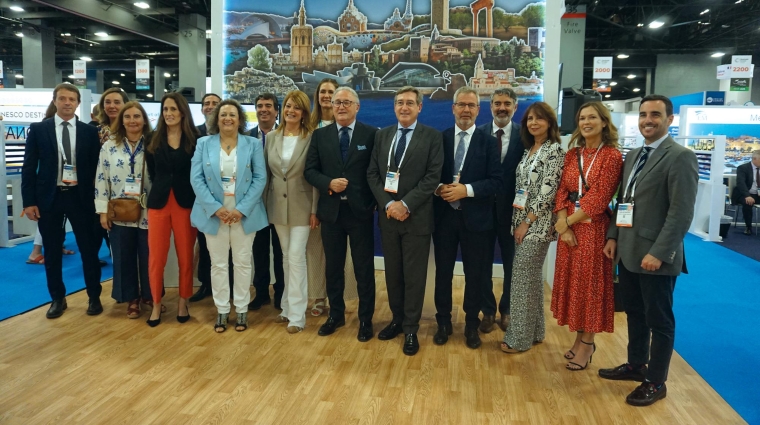 Representantes de los puertos españoles, agrupados bajo la marca Suncruise en el stand de Puertos del Estado en la jornada del martes. Foto FV.