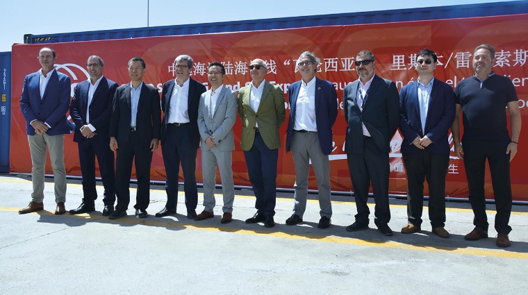 Gustavo Ferrer (director de CSP Iberian Valencia Terminal), Juan Ortí (CCO CSP Spain), Ken Chan (CEO de CSP Spain), Aurelio Martínez, presidente de la Autoridad Portuaria de Valencia (APV), Wan Kun (Managing Director COSCO SHIPPING Lines Spain), Javier Cubas (Valencia Branch Office Manager), Albert Oñate (general manager COSCO SHIPPING Lines Spain), José Boix (Deputy Valencia Branch Office Manager), Fangxing Shang (OB Pricing COSCO SHIPPING LINES Spain) y Sergio Berlanga (Rail Control Tower Manager). Foto: Raúl Tárrega.