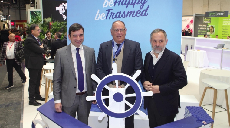 De izquierda a derecha, Miguel Pardo, director de Relaciones Institucionales de Trasmed; junto a Ettore Morace, CEO; y Mario Masarotti, CEO de Grimaldi España, ayer durante el acto celebrado en FITUR para los medios de comunicación. Foto M.J.