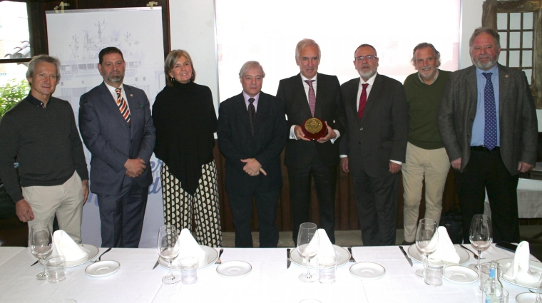 De izquierda a derecha, Rafael García Mauriño, vicepresidente 2º de Propeller; Juan Carlos Abellán, vocal; Mercedes Duch, vicepresidenta 1ª; Miguel Ángel Palomero, presidente de Propeller Madrid; José Luis Romero, secretario general de ANESCO; Julio Fernández, vocal de Propeller Madrid; Luis Merino, vocal; e Iñaki Echeverría, vocal. A la derecha, Miguel Ángel Palomero, presidente de Propeller Madrid, y José Luis Romero, secretario general de ANESCO. Fotos M.J.