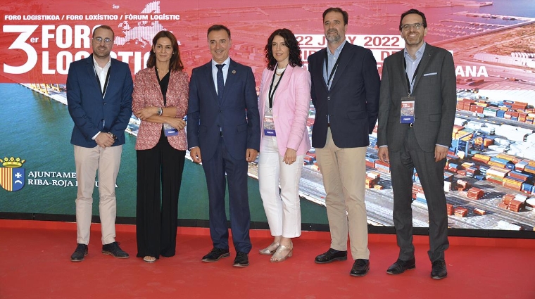 Luis Garrido, director de Logística de Grupo Raminatrans; Fátiza Zayed, gerente de VPI Logística; Robert Raga, alcalde de Ribarroja; Loli Dolz, directora de Publicaciones no diarias de Grupo Diario y moderadora de la mesa de debate; Andrés Morata, director general de Nederval; y Vicente Palomo, jefe de la Unidad Técnica de la Oficina del Corredor Mediterráneo. Foto: Raúl Tárrega.