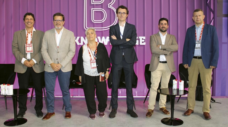 Simón Batlle, director de planeamiento e intermodalidad de CIMALSA; Isaac Albert, presidente de CIMALSA; Fina Jarque, directora corporativa de CIMALSA; Agustí Ardiaca, jede de desarrollo de negocio intermodal de Serveto; Omar Gómez, director de logística de Kronospan y Ricard Vendrell, jefe de la oficina de representación de Hupac. Foto: J.P.