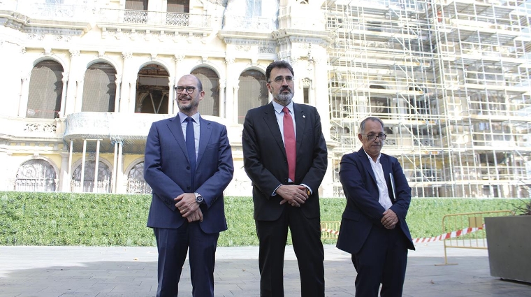 Ramon Griell, subdirector general de Infraestructuras y Conservación de Port de Barcelona; Lluís Salvadó, presidente de Port de Barcelona y Jordi Julià, arquitecto responsable de la rehabilitación de el Portal de la Pau. Foto J.P.M.