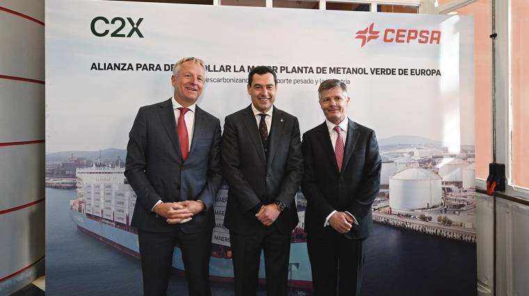 Maarten Wetselaar, CEO de Cepsa, Juan Manuel Moreno Bonilla, presidente de la Junta de Andalucía, y Brian Davis, CEO de C2X (Maersk).