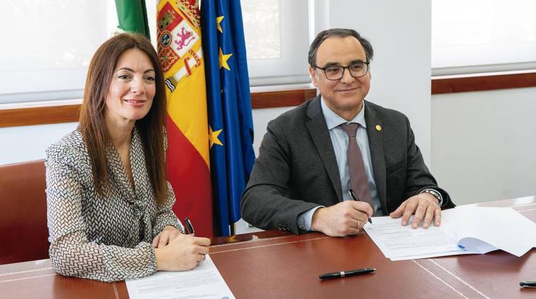 La presidenta de la Autoridad Portuaria de Almería, Rosario Soto, y el rector de la Universidad de Almería, José J. Céspedes, durante la firma del convenio de colaboración.