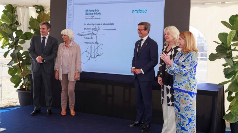 La presidenta de la Autoridad Portuaria Bahía de Cádiz, Teófila Martínez, y el director general de Endesa en Andalucía, Extremadura, Ceuta y Melilla, Rafael Sánchez Durán, han suscrito un protocolo de colaboración, ante la presencia del consejero de Política Industrial y Energía, Jorge Paradela, la delegada territorial de Política Industrial y Energía, Inmaculada Olivero, y la delegada del Gobierno de la Junta en Cádiz, Mercedes Colombo.