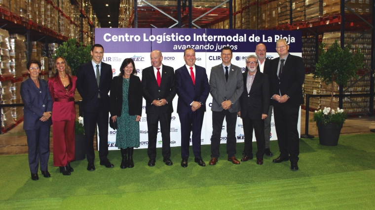 Desde la izquierda: Amaia Sarasola, AP de Bilbao; Arantxa Perá, W.E.C: Lines; Andima Ormaetxe, AP de Bilbao; Elsa Conejo, W.E.C. Lines; Ricardo Barkala, presidente AP de Bilbao; Abel Royo, director general Royo Logística; Patrick Ram, director general W.E.C. Lines España; Pedro López, director comercial Royo Logística; Steven Molenaar, director Transporte Intermodal W.E.C. Lines España; André Schinkel, Manager Equipos W.E.C. Lines España. Foto J.P.