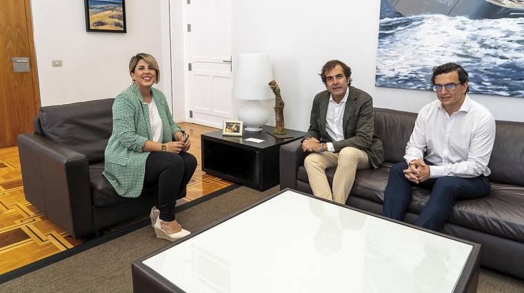 La alcaldesa de Cartagena, Noelia Arroyo, junto al vicepresidente de la Autoridad Portuaria, Pedro Pablo Hernández, y el director general, José María Gómez.