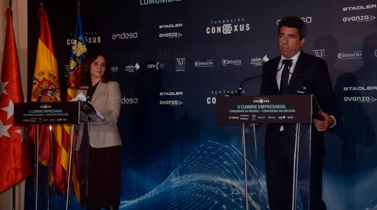 La presidenta de la Comunidad de Madrid, Isabel Díaz Ayuso, junto a su homólogo valenciano, Carlos Mazón, durante la rueda de prensa celebrada en la II Cumbre Empresarial. Foto M.J.
