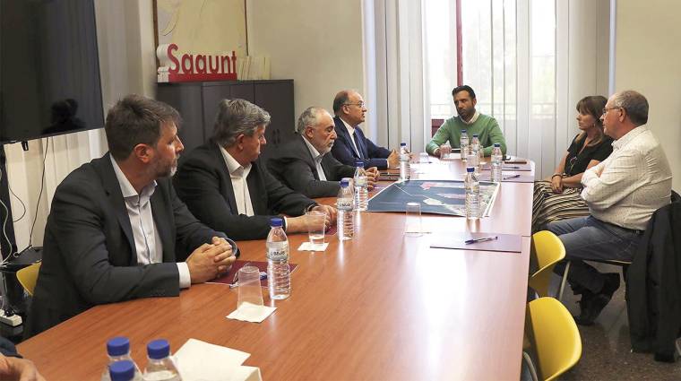 Un momento del encuentro mantenido entre representantes de la APV y el Ayuntamiento de Sagunto.