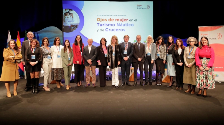 Foto de familia de los participantes en la jornada.