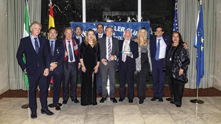 Los miembros de la junta directiva de Propeller Sevilla en la entrega del premio anual.