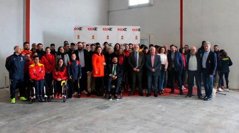 Foto de grupo de todos los asistentes al acto de presentación de estas nuevas instalaciones.