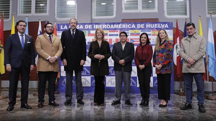 El Puerto de Huelva celebra el I Encuentro de Cónsules Iberoamericanos de Andalucía en Huelva, con la presencia de distintas asociaciones iberoamericanas.