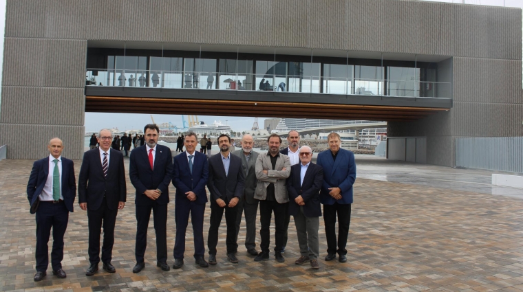 El presidente del Port de Barcelona, Lluís Salvadó; acompañado por el director general del Port de Barceloan, José Alberto Carbonell; el director general de Marina Vela, Alberto García; y otros responsables de la construcción de este nuevo espacio. Foto M.V.