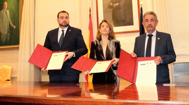 Desde la izquierda, el presidente del Principado de Asturias, Adrián Barbón; la ministra de Transportes, Raquel Sánchez; y el presidente de Cantabria, Miguel Ángel Revilla, durante la firma del protocolo de actuación para paliar las consecuencias negativas de los fallos en el diseño de los nuevos trenes de vía estrecha. Foto B.C.