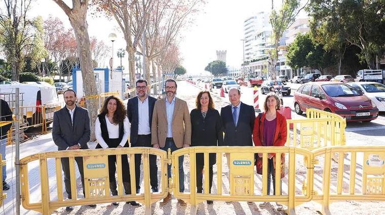 La presidenta del Govern, Francina Armengol, y el alcalde de Palma, José Hila, visitando las obras de remodelación del nuevo paseo Marítimo de Palma.