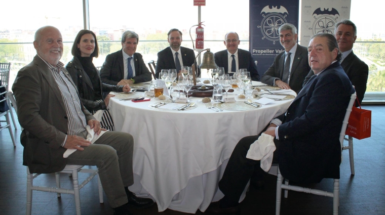 Francisco Lorente, director general de MSC España: Pilar Parra, directora corporativa de Puertos del Estado; Aurelio Martínez, expresidente de la Autoridad Portuaria de Valencia; Alfredo Soler, presidente de Propeller Valencia; Joan Calabuig, presidente de la Autoridad Portuaria de Valencia; Francisco Prado, presidente de Aportem-Puerto Solidario Valencia; Diego Lorente, director general de la Asociación Valenciana de Empresarios; y Vicente Boluda, presidente de la Asociación Valenciana de Empresarios. Foto: Raúl Tárrega.