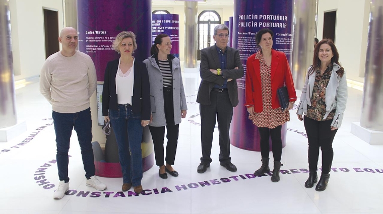 Representantes de la Autoridad Portuaria de Valencia en la inauguración de la exposición. De izquierda a derecha: Enrique Campos, técnico de Seguridad Industrial; Carmen Jordán, técnico económico financiero; Elia Montesinos, técnico de Gestión de Compras; Aurelio Martínez, presidente; Elena Oliver, jefa de Relaciones Laborales y Organización; e Isabel Ruiz, responsable en Prevención de Riesgos Laborales, todos de la APV. Foto: Arturo García.