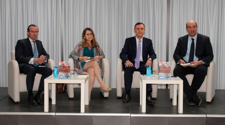 Desde la izquierda: Alejandro Arola, presidente de Fundación Aduanera; Pilar Jurado, responsable del departamento de Aduanas e Impuestos Especiales; José Antonio Muñoz Royán, autor del libro y experto en el sector aduanero; y Miguel Jiménez, director de Diario del Puerto y moderador de la mesa de debate que tuvo lugar ayer en el Círculo de Bellas Artes en Madrid. Foto B.C.