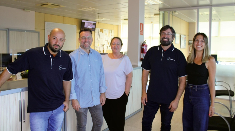 Desde la izquierda, Pedro Martínez, operaciones; Pep Martínez, country manager; Mercé Aguiló, operaciones, Serafín del Amo, supervisor y Esther Parés, ventas, en Air Logistics. Foto J.P.M.
