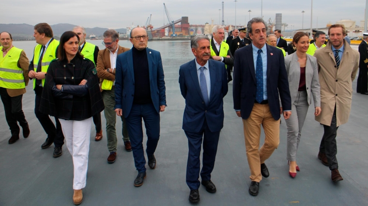 Izq. a dcha.: Gema Igual, alcaldesa de Santander; Javier López Marcano, consejero de Industria, Turismo, Innovación, Transporte y Comercio de Cantabria y vicepresidente de la AP de Santander; Miguel Ángel Revilla, presidente de Cantabria; Francisco Martín, presidente del Puerto de Santander; Ainoa Quiñones, delegada del Gobierno en Cantabria; Felipe Piña, director de Transportes de Cantabria. Foto J.P.