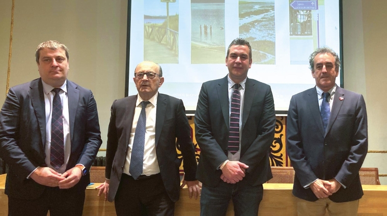 Desde la izquierda: Roberto Castilla, director de Brittany Ferries en España; Javier López Marcano, consejero de Industria, Turismo, Innovación, Transporte y Comercio de Cantabria; Sergio Abascal, alcalde de Santoña; y Francisco Martín, presidente de la AP de Santander, en la presentación del “Santoña” en dicha localidad.cántabra.