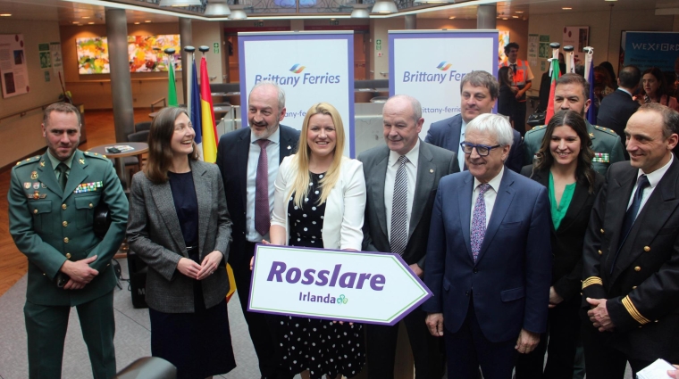 Christophe Matthieu, CEO de Brittany Ferries (tercero por la izquierda); Ricardo Barkala, presidente de la Autoridad Portuaria de Bilbao (quinto izq.); Roberto Castilla, director de Brittany Ferries en España (sexto izq. detrás) junto al capitán del “Salamanca”, miembros de la oficina de Turismo de Irlanda y de la Guardia Civil. Foto J.P.