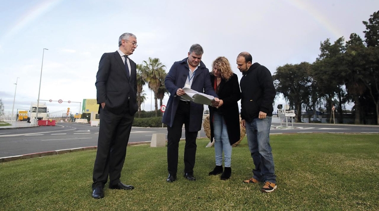 La presidenta del Puerto de Huelva, Pilar Miranda junto al artista grafitero Manomatic visitando el lugar donde va a estar situado el mural.