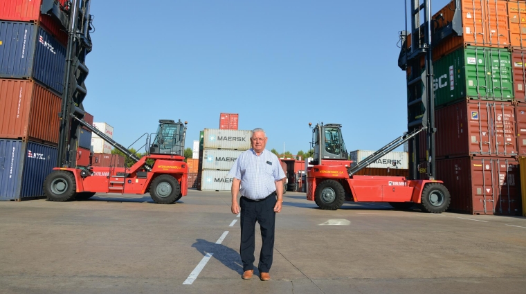 José Ávila, gerente de Intercontainer, junto a las dos nuevas carretillas de Kalmar incorporadas recientemente. Foto: Raúl Tárrega.