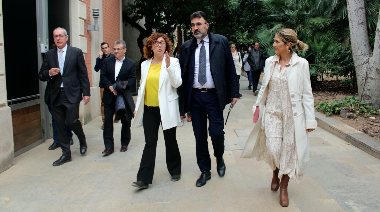 En el centro de la imagen, Lluís Salvadó, presidente de Port de Barcelona, a su llegada ayer al acto acompañado por José Alberto Carbonell, director general de Port de Barcelona; Santiago García-Milà, subdirector general de Innovación y Estrategia de Negocio de Port de Barcelona; Eva Pomares, directora general de Difusión de la Generalitat; y Núria Burguera, directora de Comunicación de Port de Barcelona. Foto: J.P.