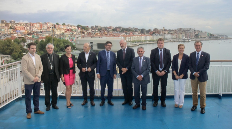 De izquierda a derecha: Daniel Portillo, concejal de Empleo del Ayuntamiento de Santander; Manuel Sánchez, obispo de Santander; Gema Igual, alcaldesa de Santander; Francisco Javier López Marcano, consejero de Industria, Turismo, Innovación, Transporte y Comercio de Cantabria; Álvaro Rodríguez Dapena, presidente de Puertos del Estado; Christophe Mathieu, CEO de Brittany Ferries; Miguel Ángel Revilla, presidente de Cantabria; Roberto Castilla, director de Brittany Ferries en España; Ainhoa Quiñones, delegada del Gobierno en Cantabria; Francisco Martín, presidente de la Autoridad Portuaria de Santander. Foto J.P.