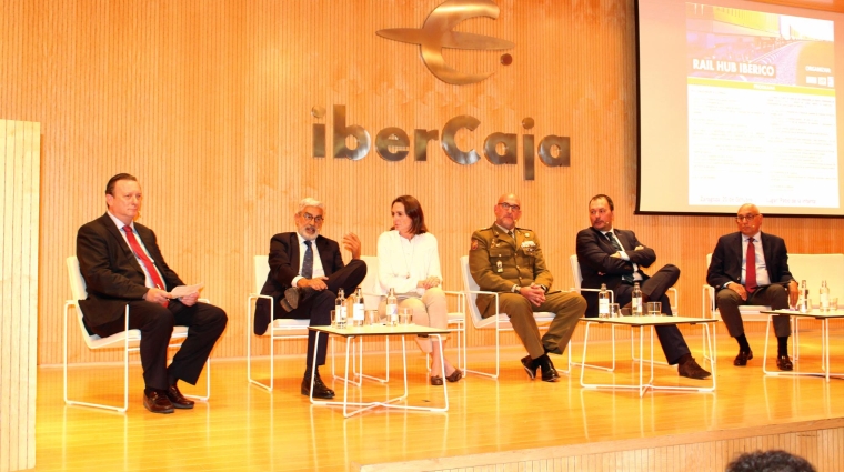 Desde la izquierda: Ángel Gil, gerente de ALIA; Juan Diego Pedrero, presidente de AEFP; Idoia Galindo, CEO de Transfesa Logistics; Coronel Santiago Marín, jefe del Regimiento de Pontoneros y Especialidades de Ingenieros Nº 12; David Raposo, director general de Marcotran; y Julián Mata, gerente del Área de Mercado Intermodal de Renfe Mercancías, esta mañana durante su intervención en la jornada Rail Hub Ibérico. Foto B.C.