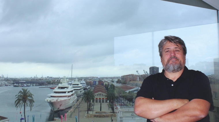 Xavier Fändrich, director de Comunicación y de Puerto y Ciudad de la Autoridad Portuaria de Tarragona, con el Moll de Costa, los tinglados, el refugio, el museo y otras instalaciones portuarias a su espalda. Foto M.V.