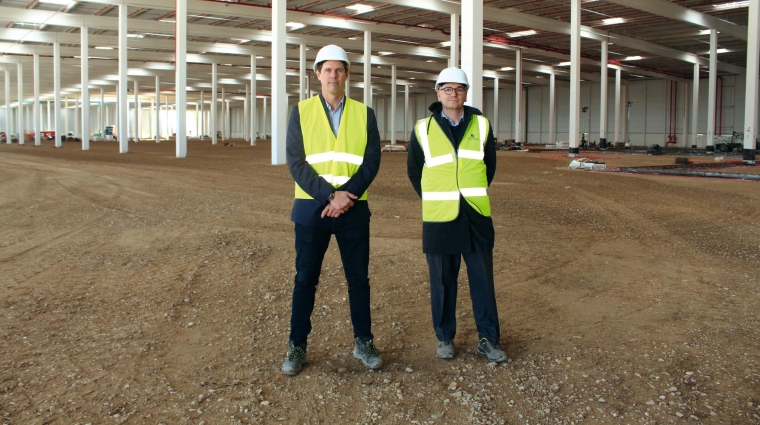 Leandro Greblo, director de Proyectos; y Guillermo García-Almuzara, director de Desarrollo, de Mountpark Iberia, en las obras de la nave de 36.566 metros cuadrados. Foto B.C.