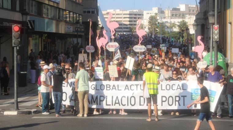 La manifestación, convocada por la Comissió Ciutat-Port, se ha desarrollado por el centro de Valencia. Foto: J.C.P.