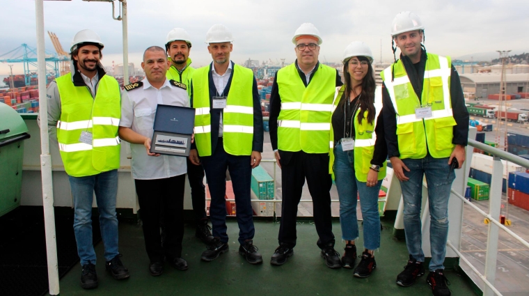 De izquierda a derecha: Javier Méndez, SSS y bulk manager de la APB; Hayer Vitaliy, capitán del GF SAPPHIRE; Pablo Segura, HSSE de APM Terminals; Jesper Bornak, director de GLA Group; Sergi Prat, general manager de GL Iberia; Fátima Viñas, customer care officer de APM Terminals y Lluis Camprubé, chief manager de APM Terminals. Foto: JCS