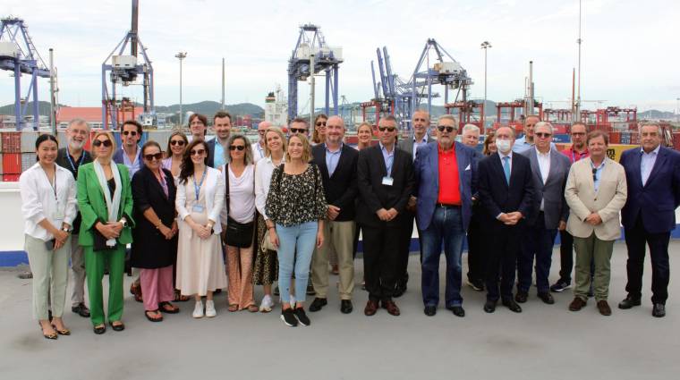 Los participantes en la misión comercial del Port de Barcelona a Tailandia visitaron ayer las instalaciones del Puerto de Laem Chabang. Foto A.T.