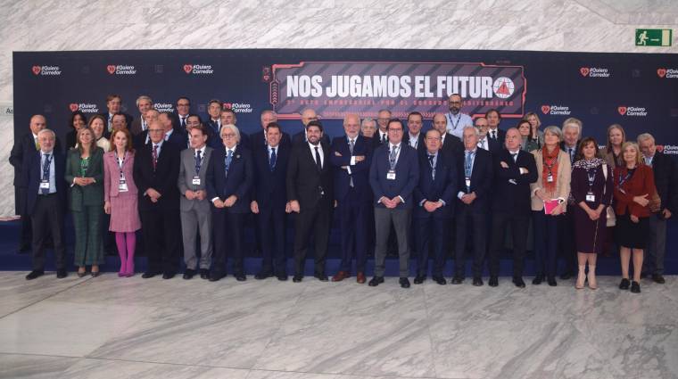 Parte de la representación empresarial y política que encabezó ayer a los 1.800 profesionales que acudieron en Madrid al 7º encuentro #QuieroCorredor. Fotos M.J.